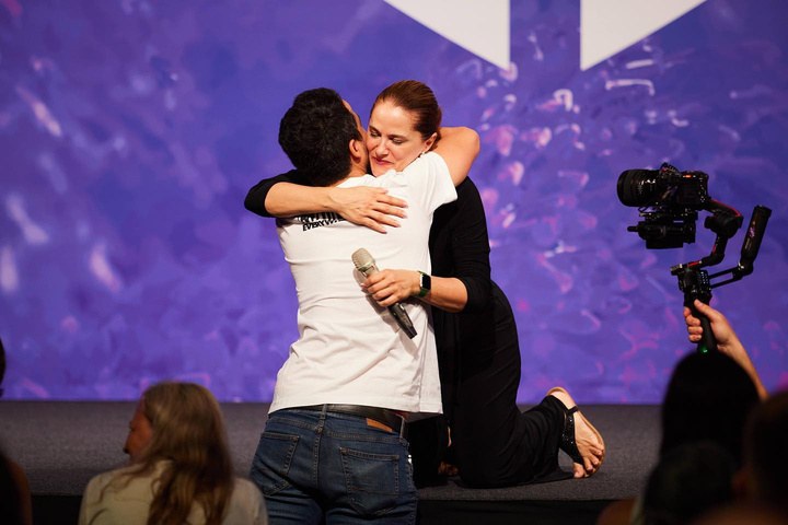 Francesca Facio hugging someone on stage